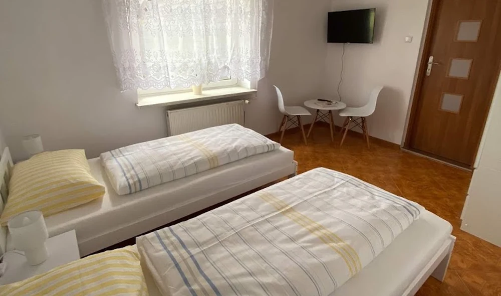 Jasny pokój dwuosobowy z dwoma oddzielnymi łóżkami